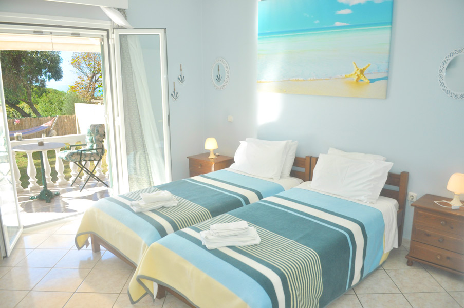 Schlafzimmer mit Blick zum Garten und Meer